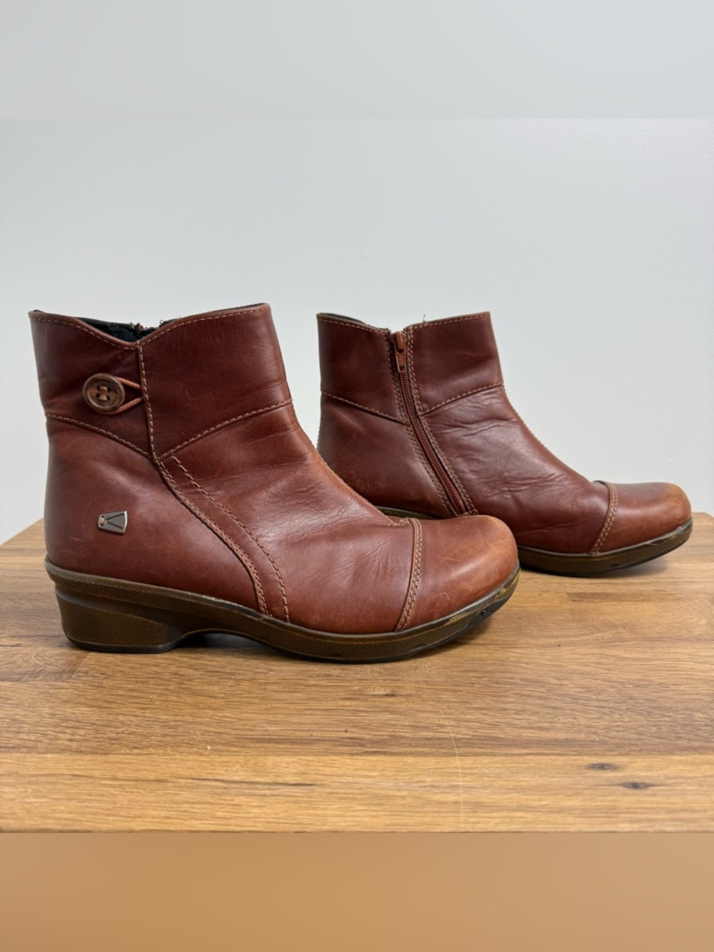 Keen Mora Mid Button Leather Boots Women’s Size 9